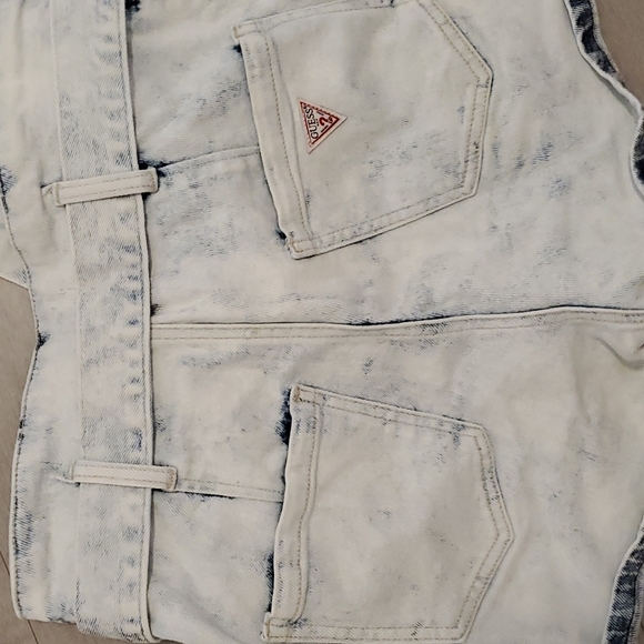 Acid wash Guess shorts by Jennifer Lopez - Picture 3 of 5